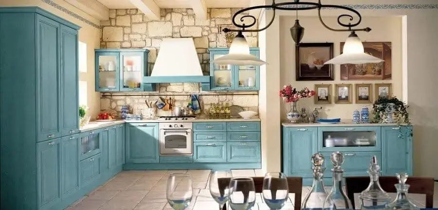 cozinha provençal com armários pintados de azul