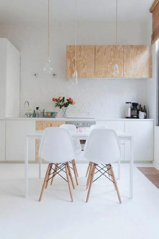 decoração minimalista para cozinha com pendentes modernos e armários de madeira