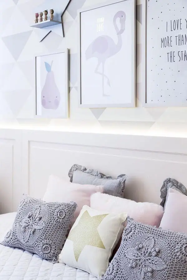 decoração clean com almofadas de crochê cinza