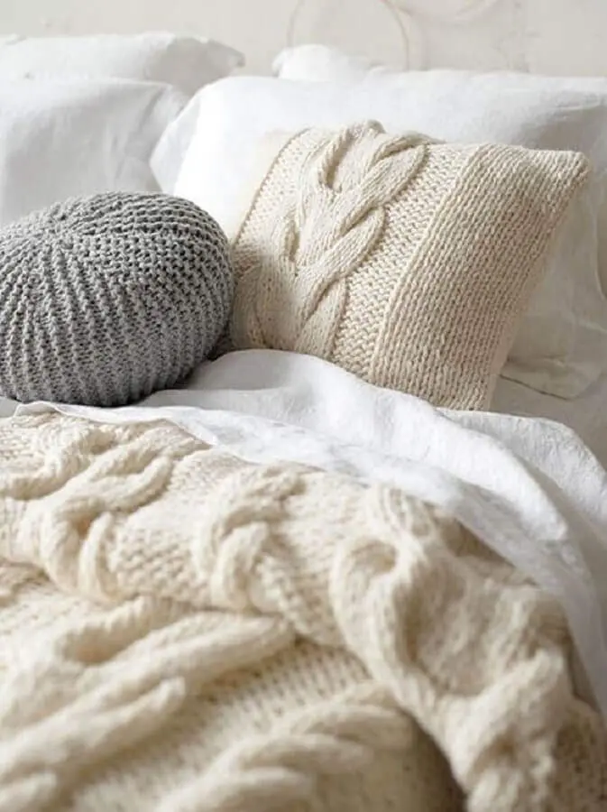 decoração clean com almofadas em crochê