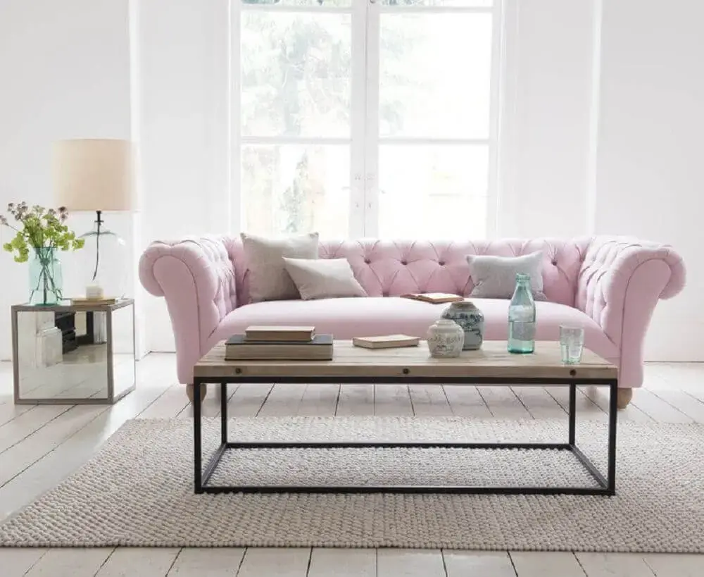 decoração clean com modelo de sofá capitonê rosa