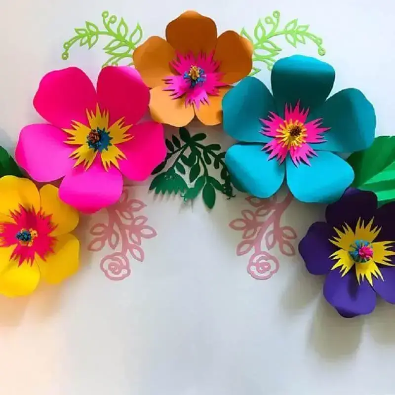 decoração colorida com maxi flor de papel