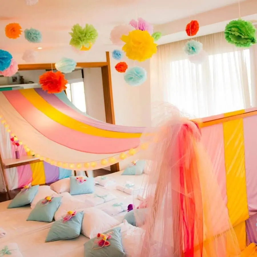decoração colorida para festa do pijama Foto Pinterest