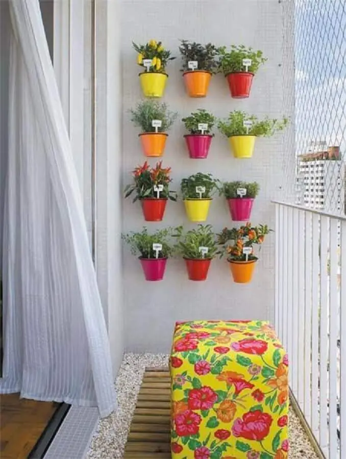 decoração colorida para varanda com horta vertical apartamento