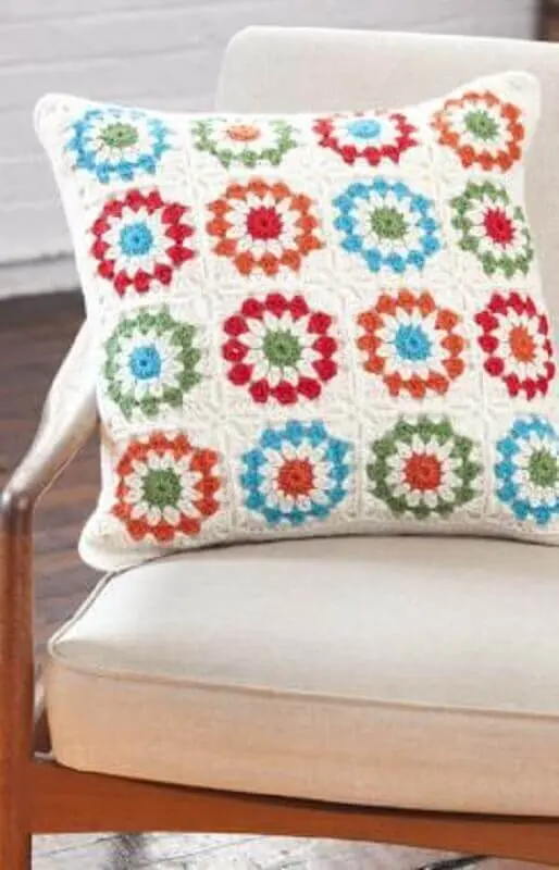 decoração com almofadas de crochê com flores