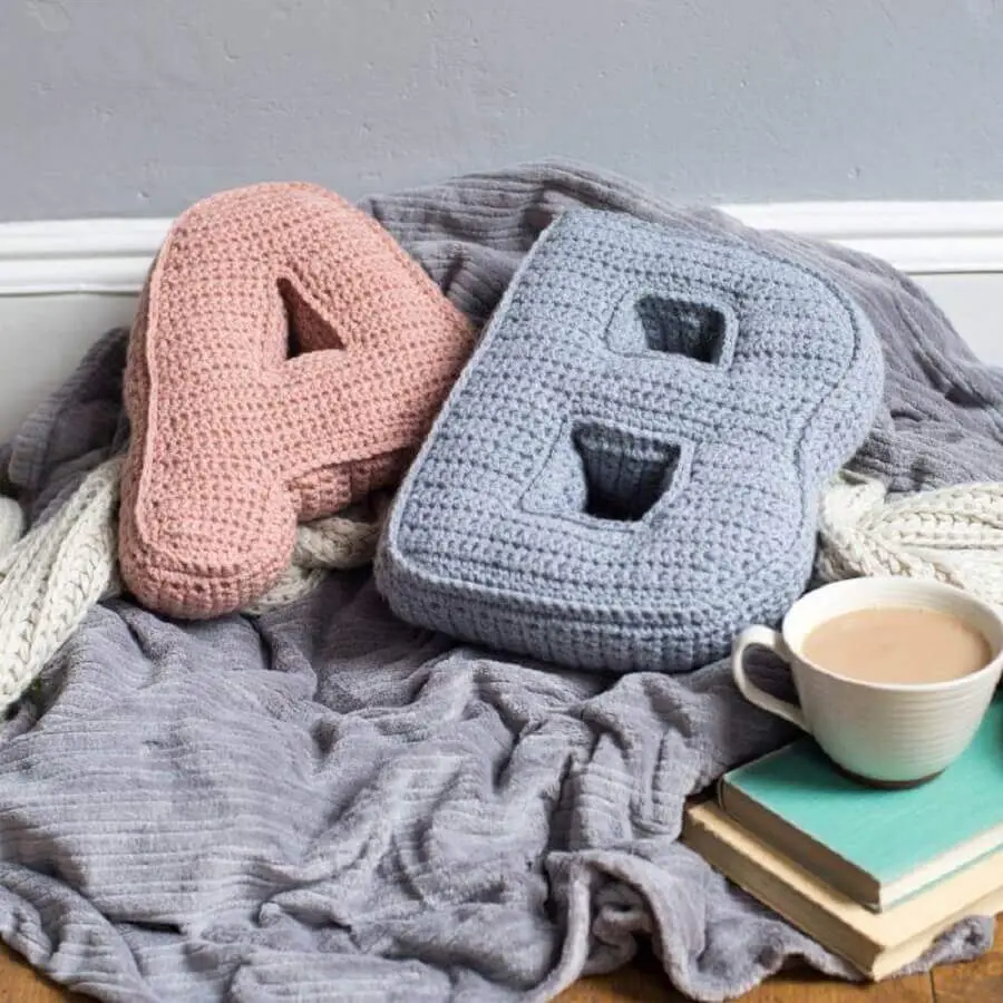 decoração com almofadas em crochê com formato de letras