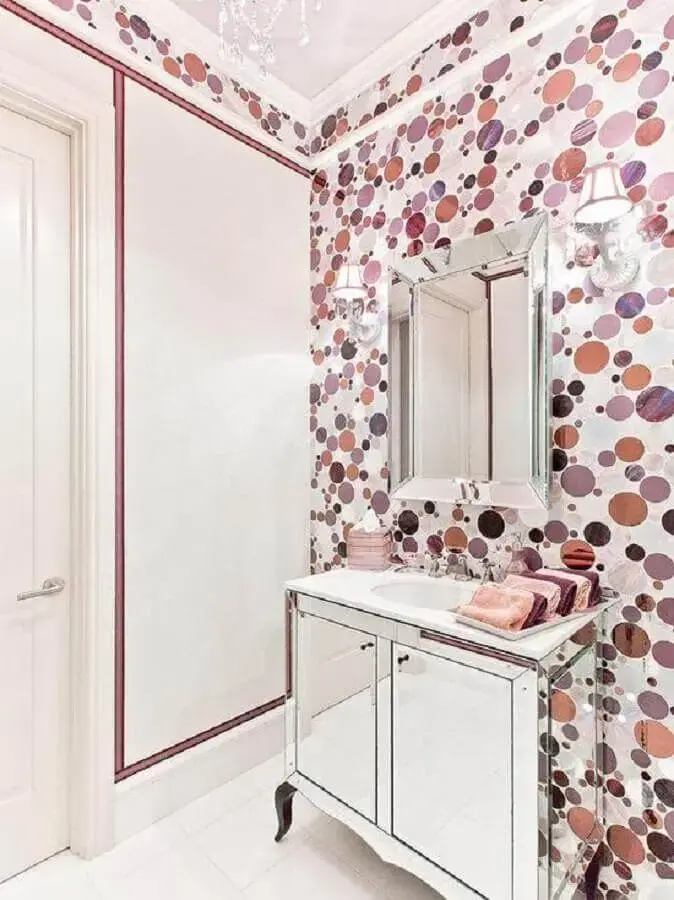 decoração com espelho bisotê para banheiro com papel de parede de bolinhas