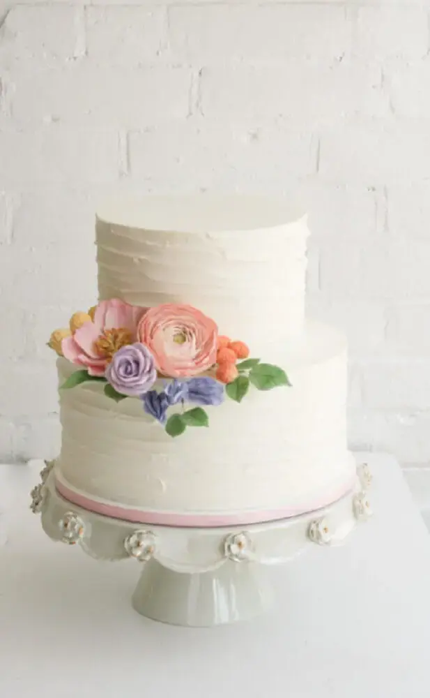 decoração com flores para bolo de casamento branco