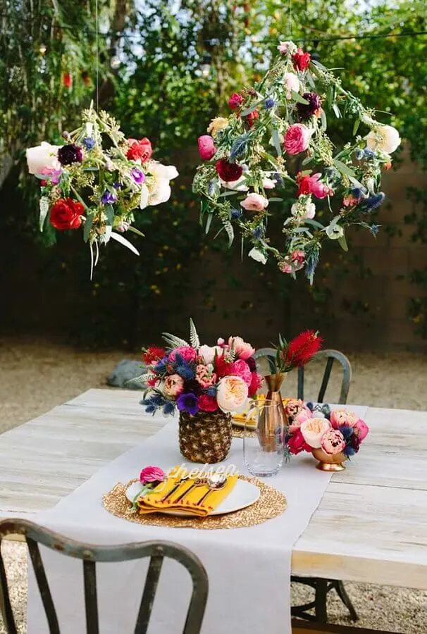 decoração com flores para jantar romântico em varanda