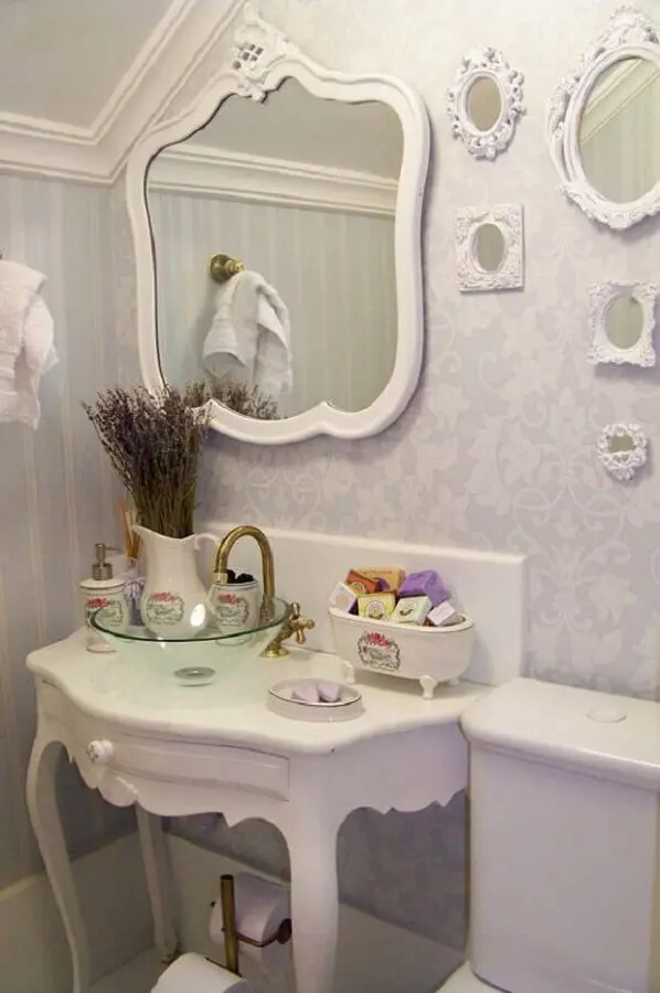 decoração provençal com espelho clássico em banheiro