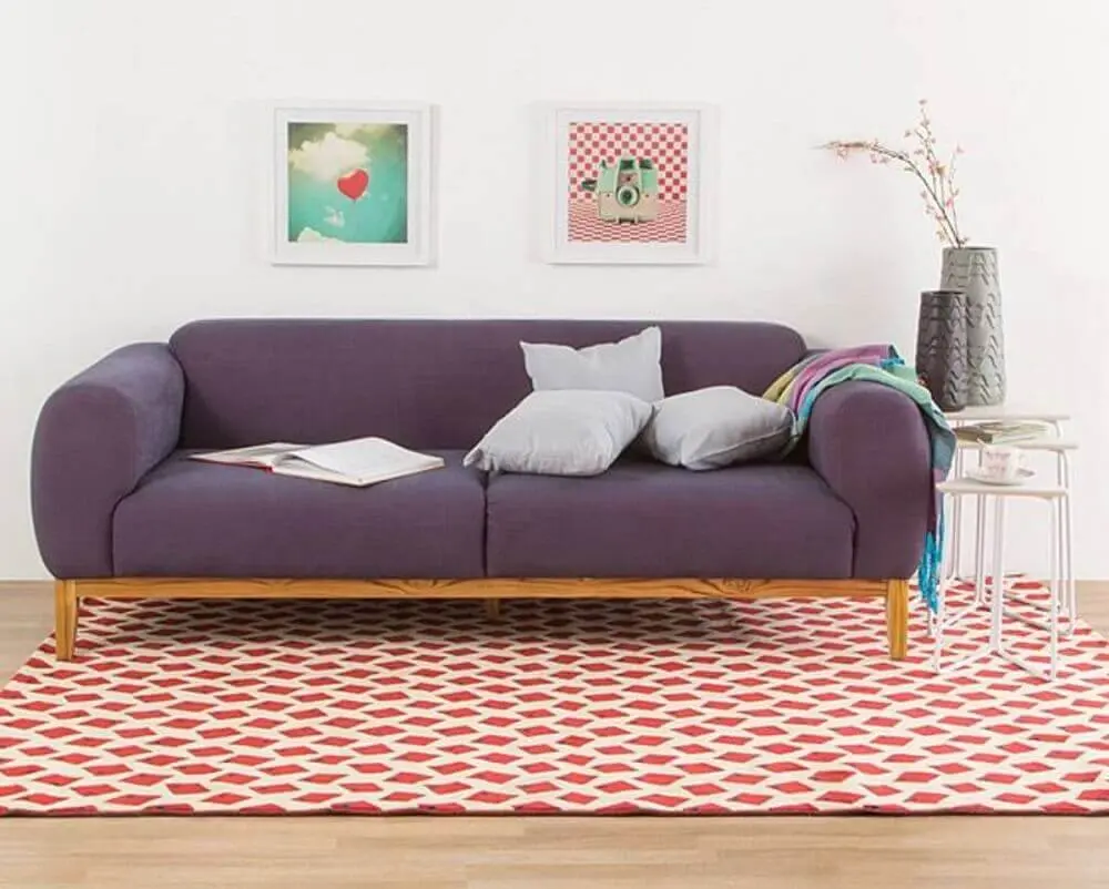 decoração com sofá roxo para sala de estar