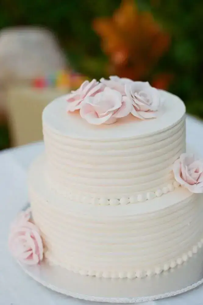 decoração de bolo de casamento branco com rosas de açúcar