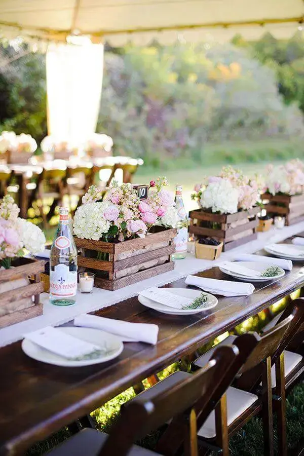 decoração de casamento rústico com arranjos de flores em caixotes de madeira Foto WeddBook