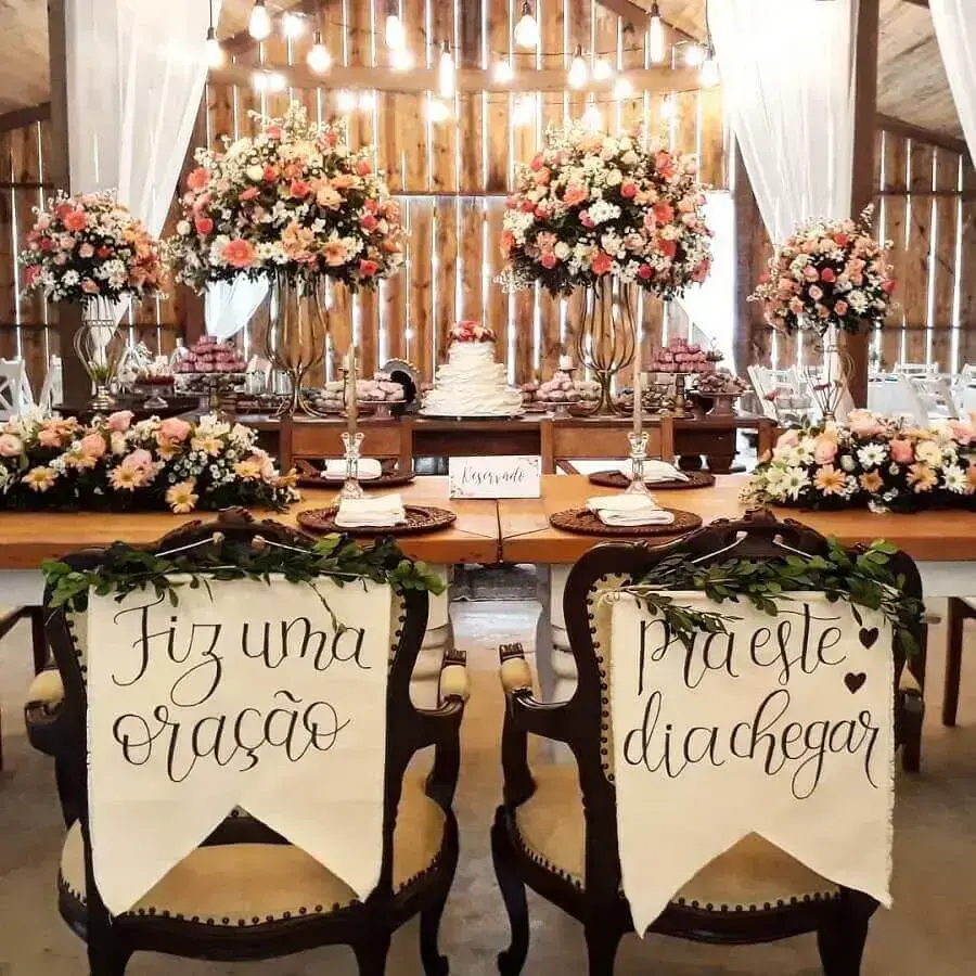 decoração de casamento rústico com cadeiras personalizadas para os noivos Foto Adoletta Festas