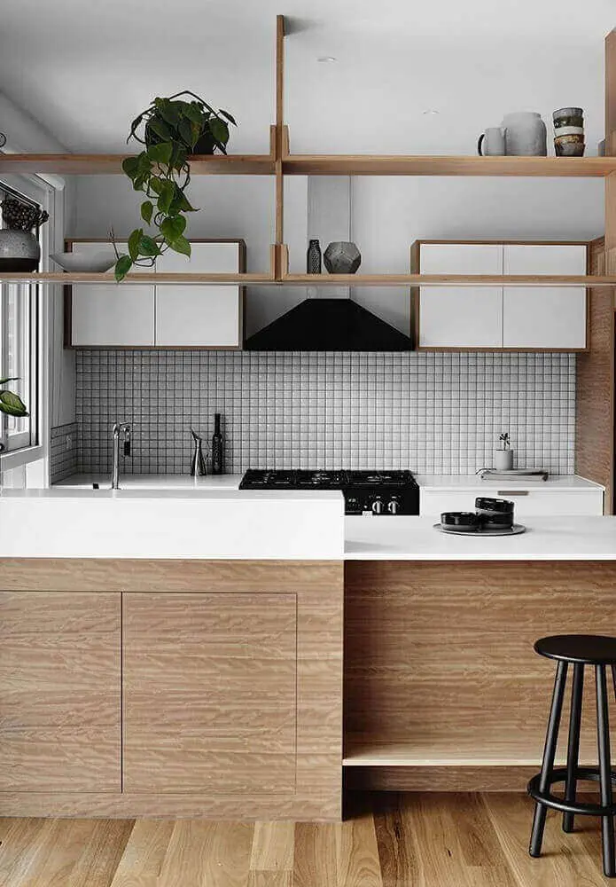 decoração de cozinha minimalista com revestimento em madeira