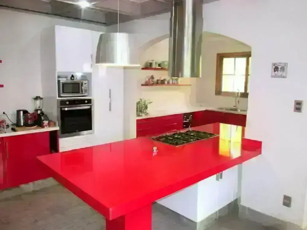 decoração de cozinha vermelha e branca com bancada de silestone vermelho