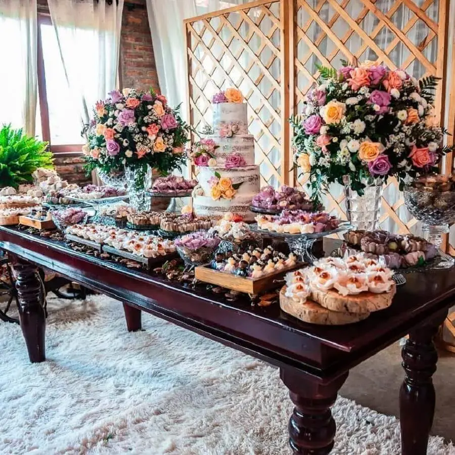 decoração de mesa de casamento rústico com arranjo de flores coloridas Foto Dona Filó Decorações