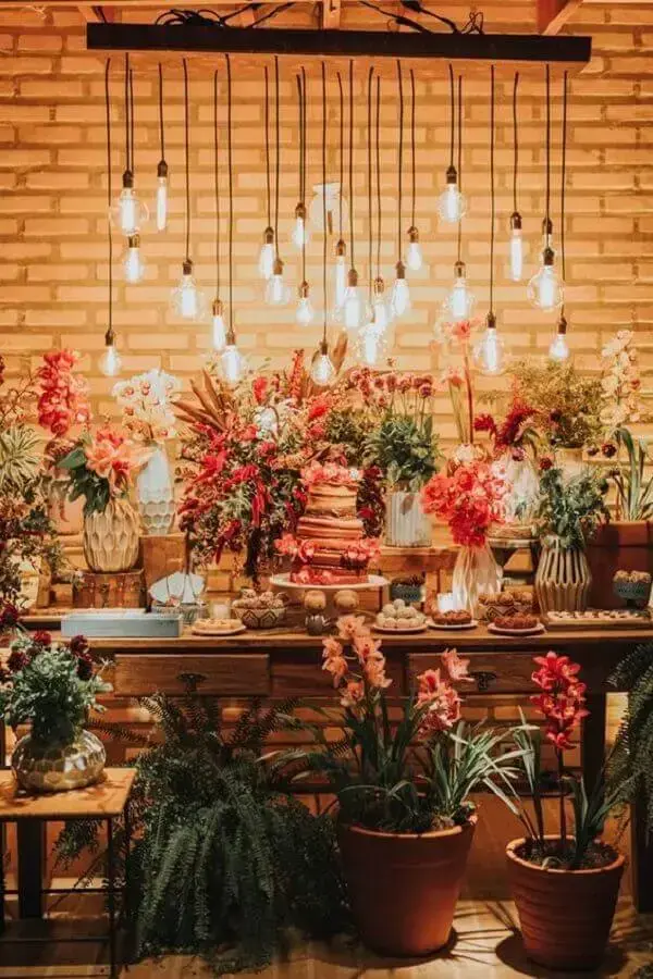 decoração de mesa de casamento rústico com flores vermelha e luminárias pendentes Foto Lápis de Noiva