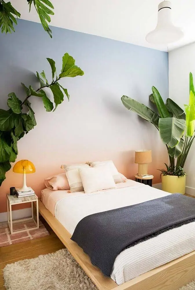 decoração de quarto com cama japonesa de madeira e grandes vasos de plantas