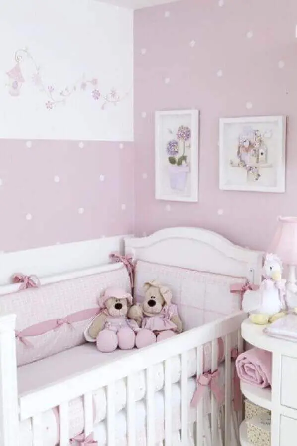 decoração de quarto de bebê feminino com papel de parede lilás de bolinhas