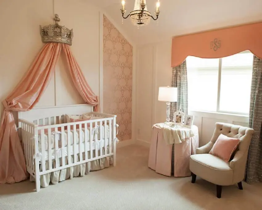 decoração de quarto de bebê feminino com tons de coral no estilo princesa