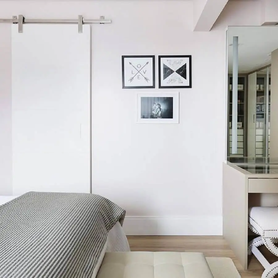 decoração de quarto de casal com quadros minimalistas