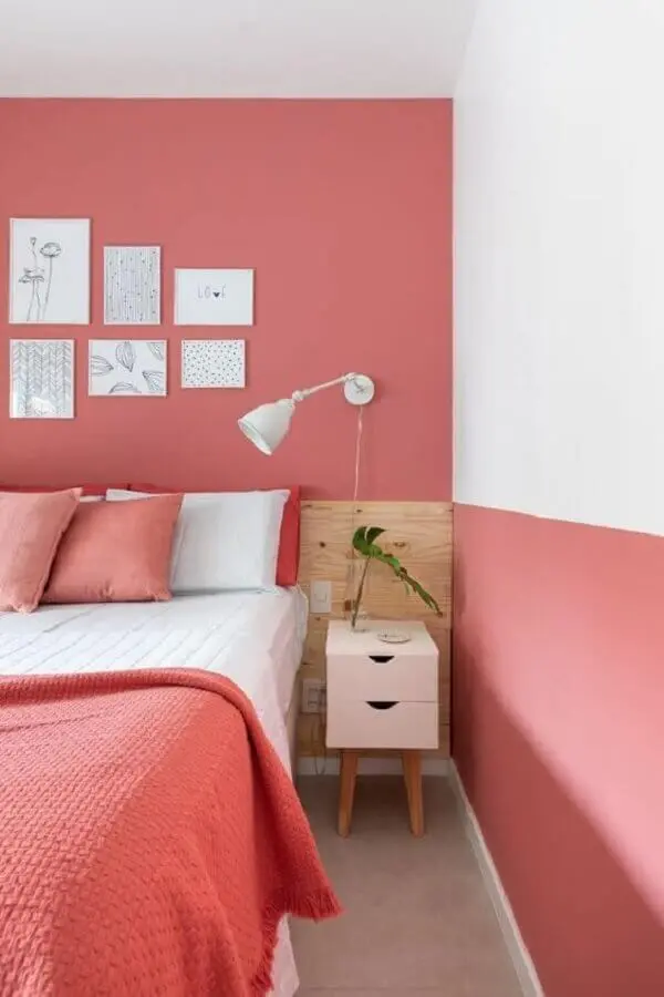 decoração de quarto feminino branco e rosa com cabeceira de madeira Foto Apartamento 203