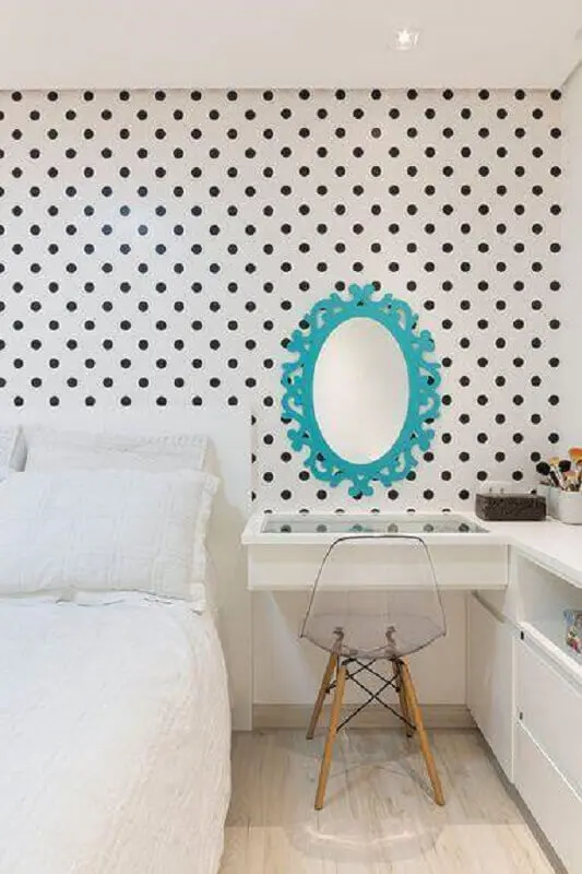 decoração de quarto feminino com papel de parede de bolinhas e espelho com moldura azul Foto Pinterest