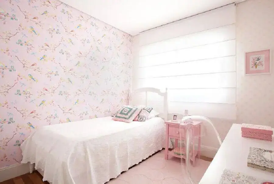 decoração de quarto feminino com papel de parede de passarinhos