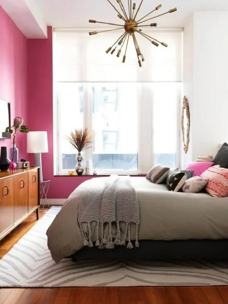 decoração de quarto feminino com parede cor de rosa