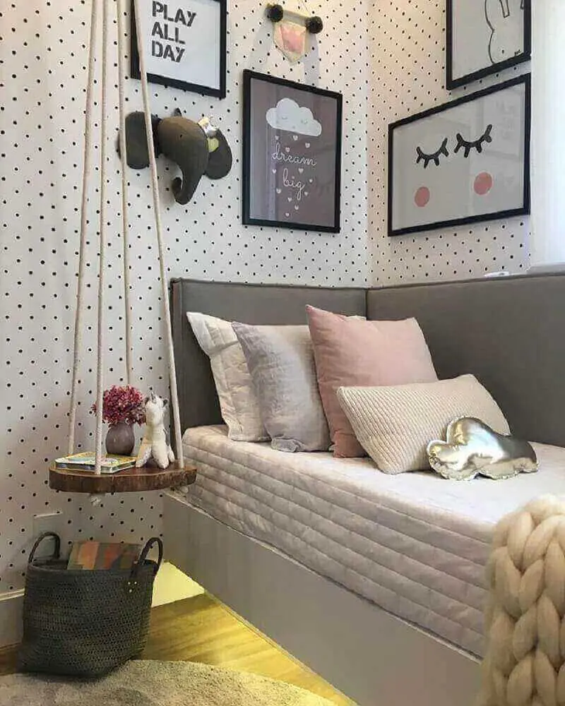 decoração de quarto feminino moderno com papel de parede de bolinha