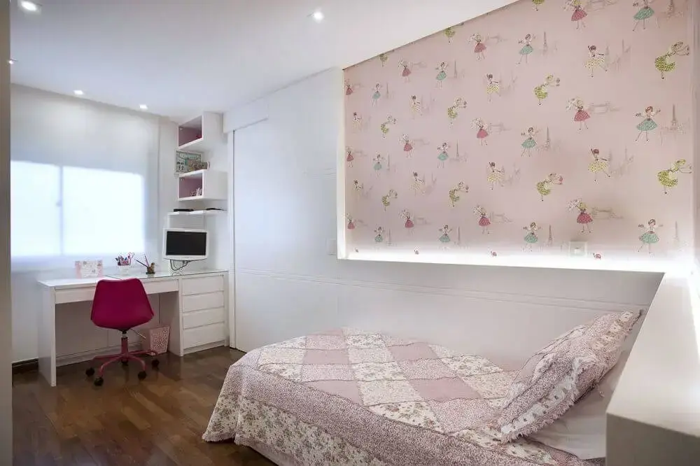  Decoração de quarto infantil feminino com papel de parede e escrivaninha