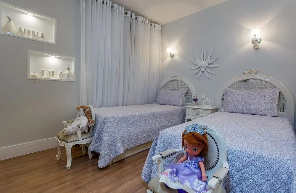 decoração de quarto infantil feminino em tons de azul e lilás
