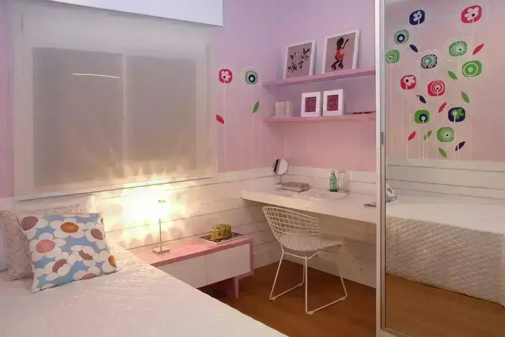 decoração de quarto infantil feminino em tons de rosa