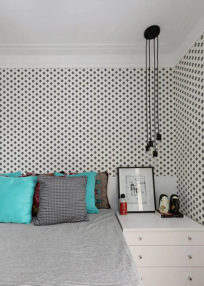 decoração de quarto minimalista com papel de parede e pendentes modernos