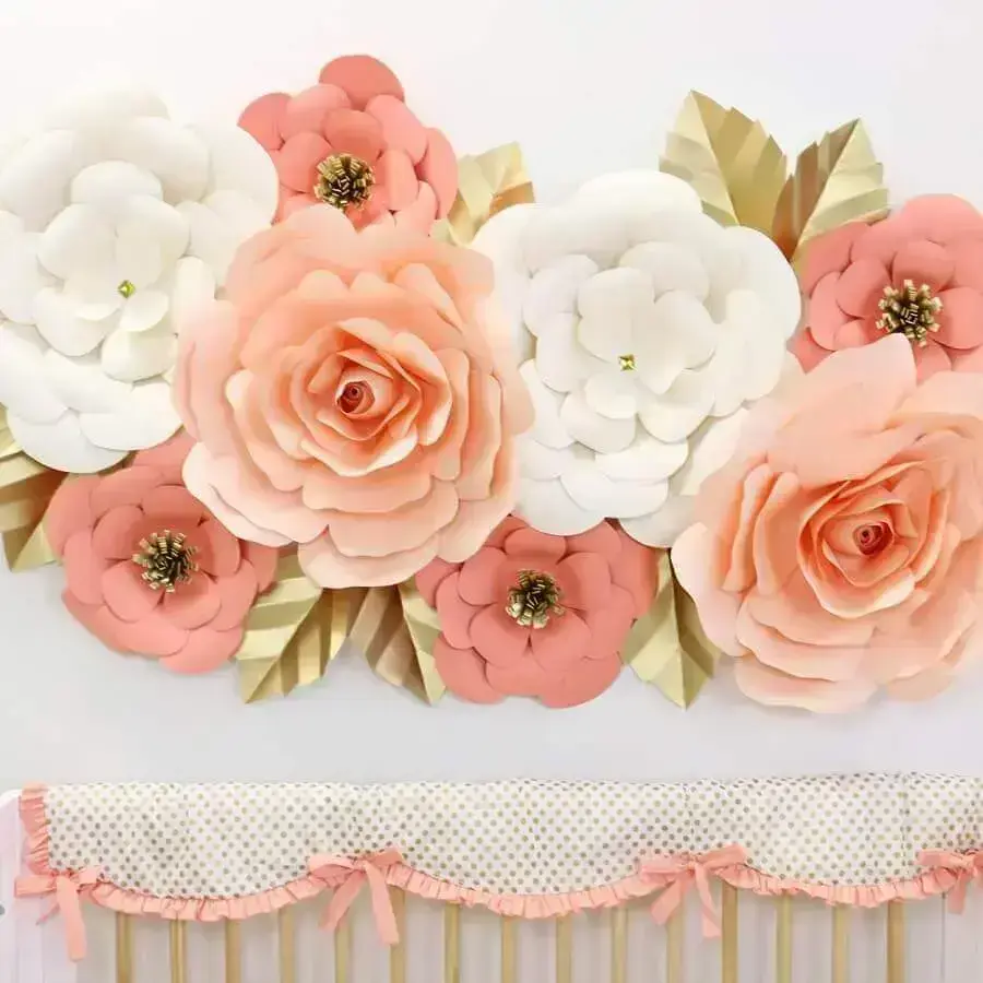 decoração delicada com maxi flores de papel