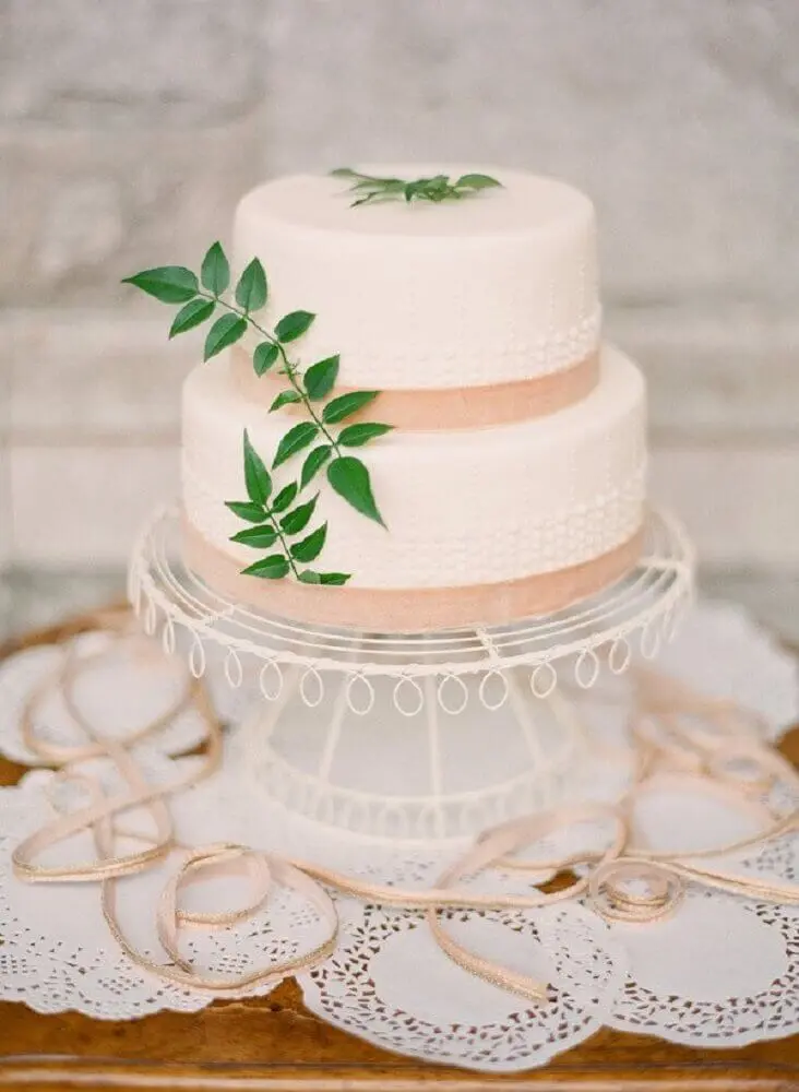 decoração delicada para bolo de casamento branco