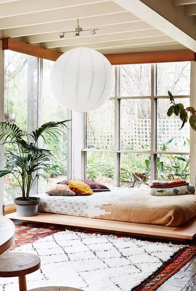 decoração leve para quarto com plantas e cama japonesa