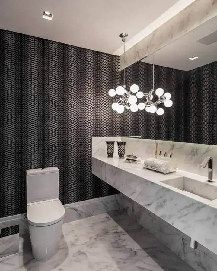 decoração moderna com bancada de mármore para banheiro com papel de parede preto Foto Margit Soares
