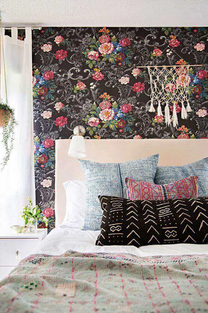 decoração para quarto feminino jovem com papel de parede floral com fundo preto