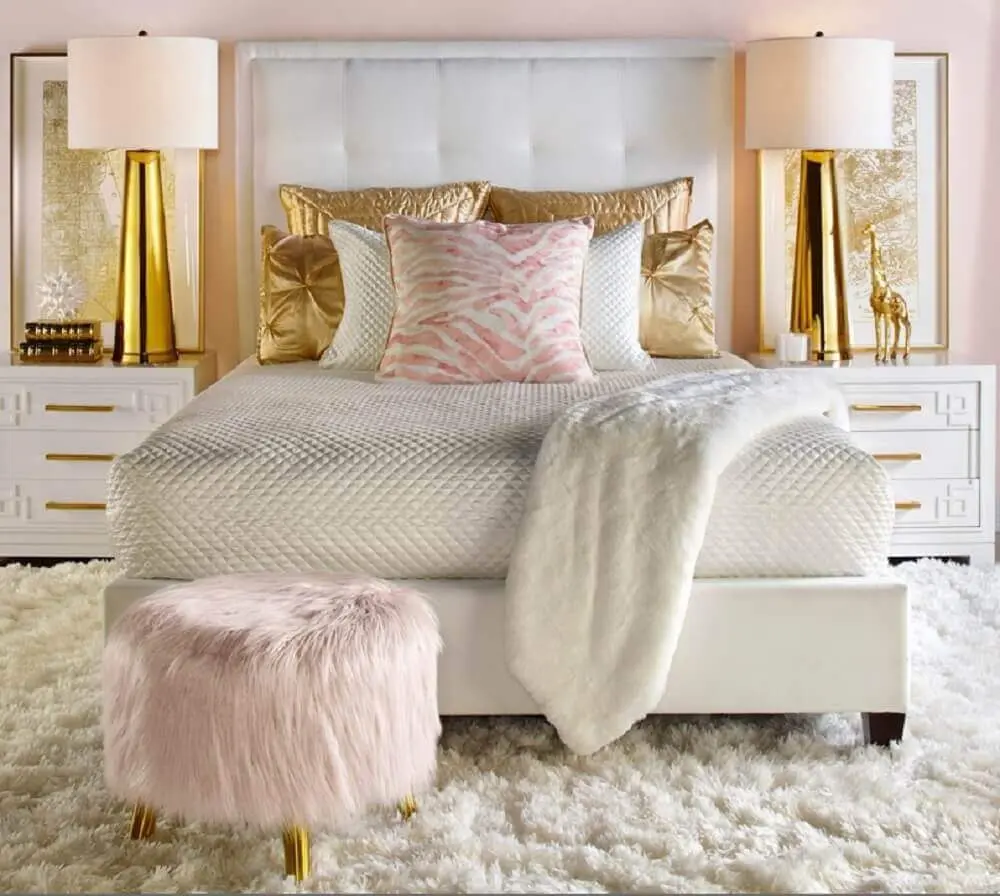 decoração quarto feminino em tons de branco rosa e dourado com puff
