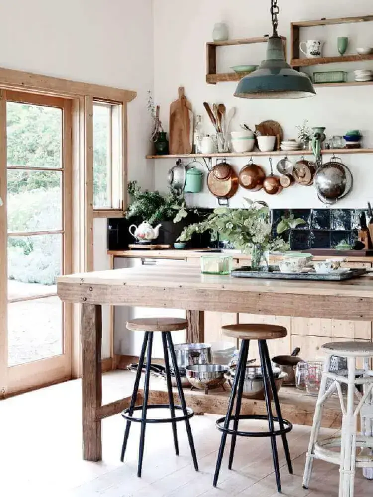 decoração rústica para cozinha com mesa de madeira