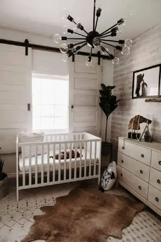 decoração rústica para quarto de bebê com lustre moderno todo preto Foto Little and Luxe