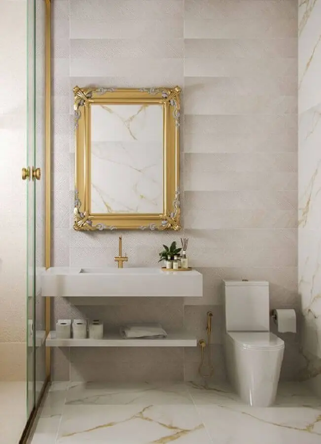decoração sofisticada com bancada de porcelanato para banheiro com detalhes em dourado Foto Pinterest