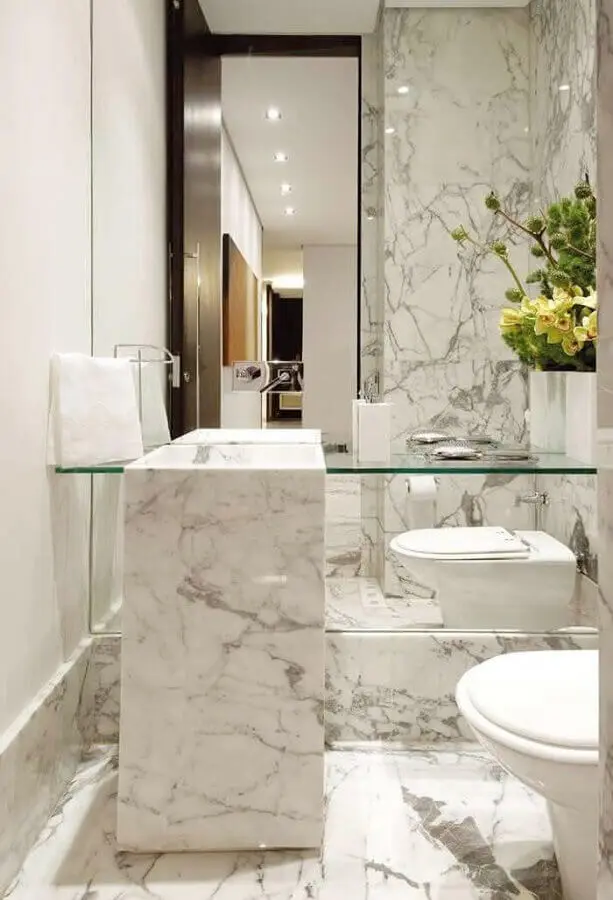 decoração sofisticada com bancada de vidro para banheiro com cuba de mármore Foto A Gente Decora