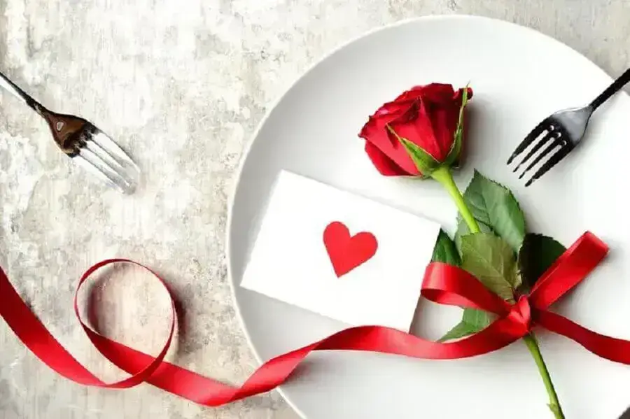 detalhes delicados para decoração de jantar romântico