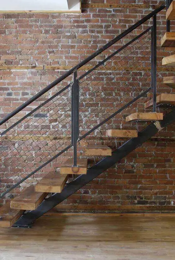 escada de ferro - escada com degraus de madeira 
