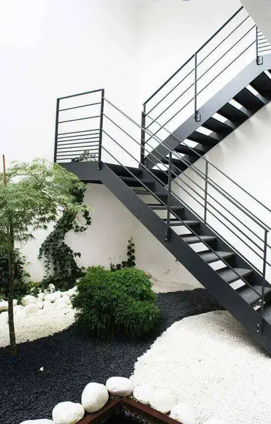escada de ferro - escada com jardim interno 