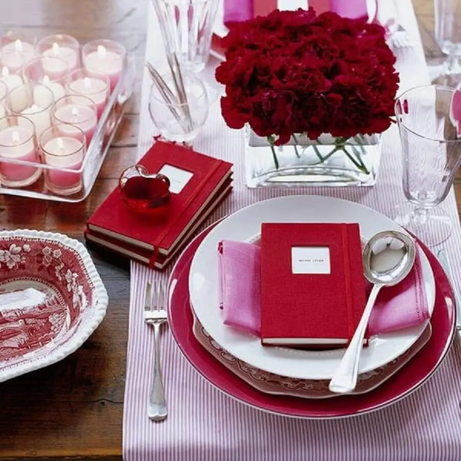flores vermelhas para decoração de jantar romântico simples