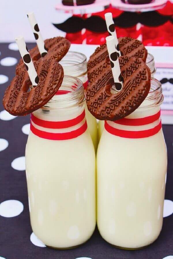 ideias para festa do pijama cin garrafinhas de leite e biscoitos de chocolate Foto Pinterest